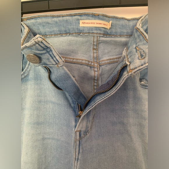 Levi's Women's 721 High Rise Distressed Skinny Ankle Jeans Azure Falls - Size 32 - Picture 6 of 16